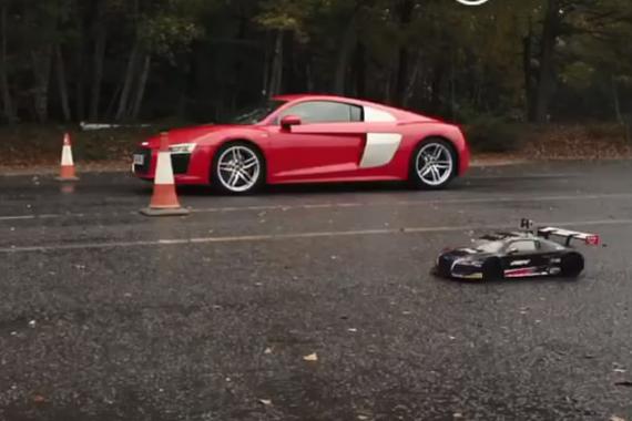 视频：R8模型车vs真车！比赛结果竟然是
