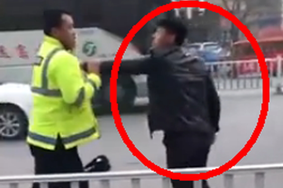 视频：违停!暴力袭警 让交警“叫爸爸”
