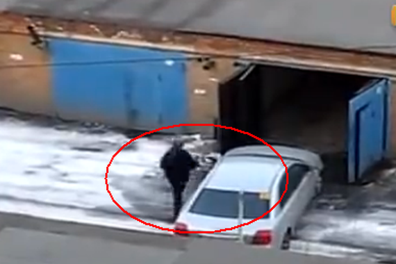 视频:女司机进车库，谁也挡不住!