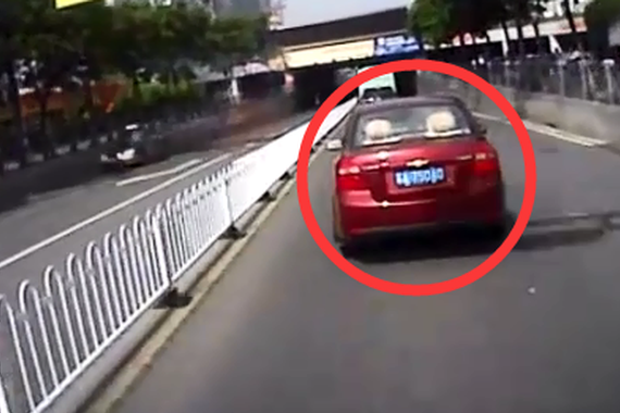 视频：女司机的下一步 你永远猜不到！