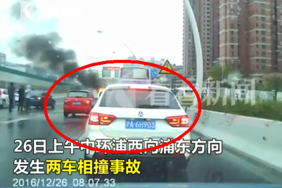 视频：上海中环两车相撞起火 两车被烧