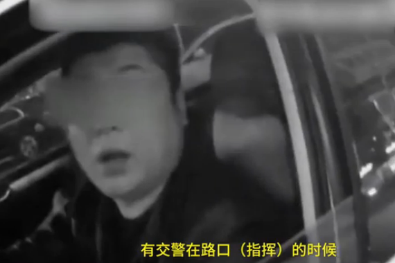 视频:男子撞倒女交警并逃逸 称心情不好