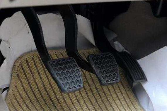 驾校不传之秘 踩离合是一脚还是两脚?