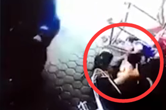 视频：惊险瞬间！爸爸从飞车前救回孩子