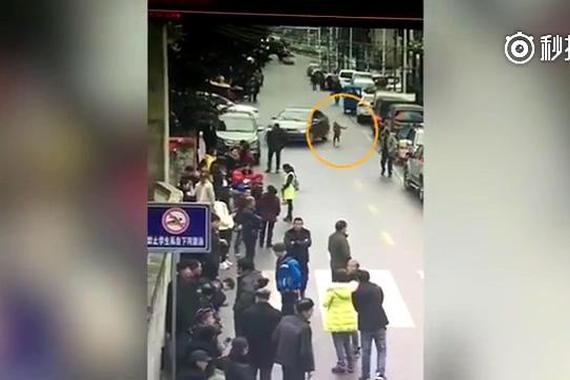 视频：为避让儿童，轿车冲进人行道