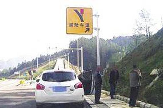 男司机尿急饮料瓶解决，女司机该怎么办？