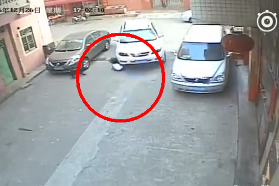 视频：8岁女童玩耍时被小车碾压致死