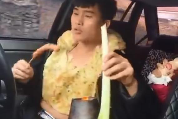 视频：厉害了word哥！一边开车还要吃火锅