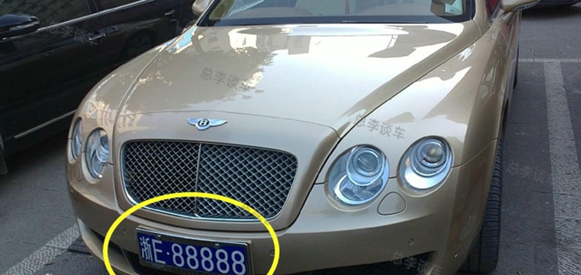 霸气宾利婚车，接亲路上撞出防撞钢梁