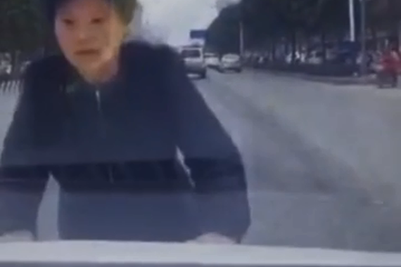 视频：演戏演一半！今年最差劲的碰瓷女