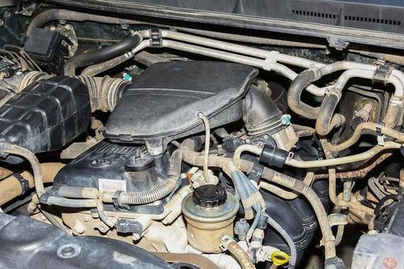 发动机舱太脏怎么办？能用水直接洗吗？