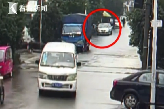 视频：爷爷驾车发生追尾被孙子举报