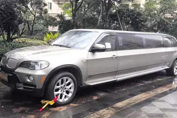 这辆车竟占小区4个停车位 全中国仅此一辆