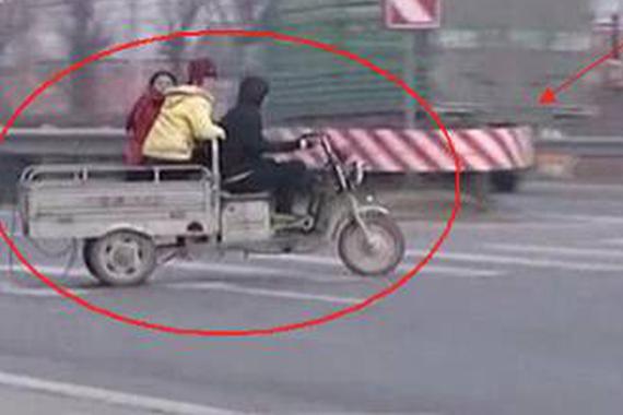 祖孙三代回家途中被撞飞 过路口一定要刹车