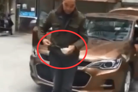 视频：买车回家先做法 这样就能保平安？