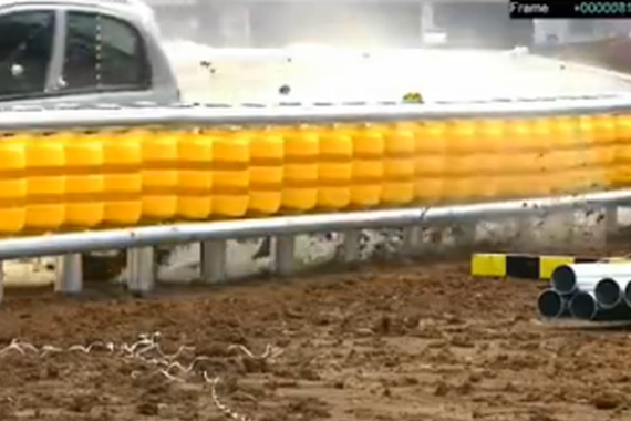 视频：韩国高速公路的防护栏 不怕撞