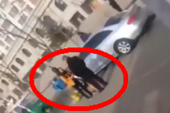 视频：停车挡道女 怒砸环卫工手机