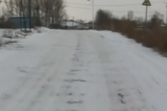 儿子雪天车祸去世 72岁老人除雪17年