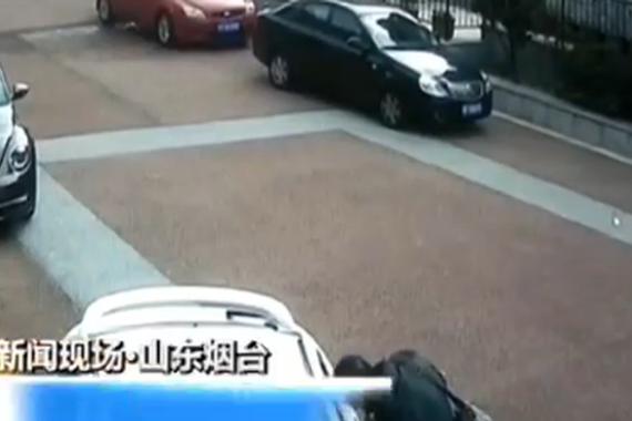 视频：弹弓砸车玻璃盗窃 男子疯狂作案