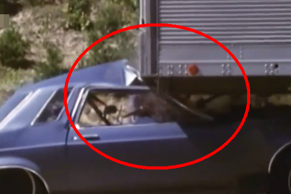 视频:这样的追尾 一万个安全气囊也没用