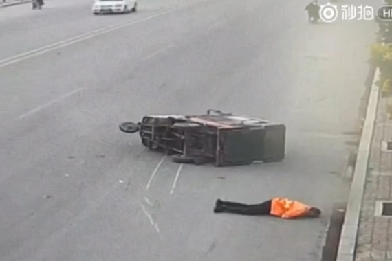 视频:环卫工被撞身亡 10余辆车无人问津