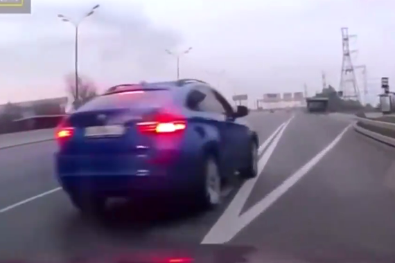 嚣张宝马男疯狂别车 雷克萨斯当帮手