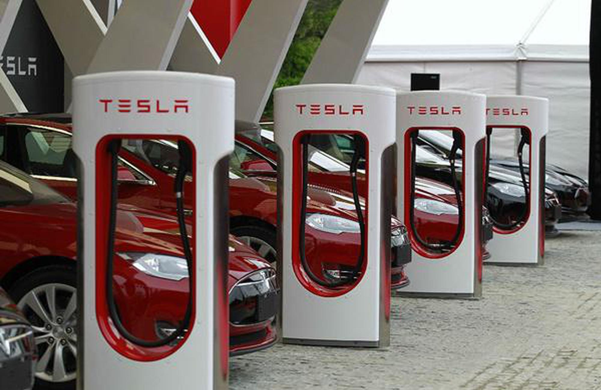 特斯拉350kW超级充电桩，充15分钟奔千里