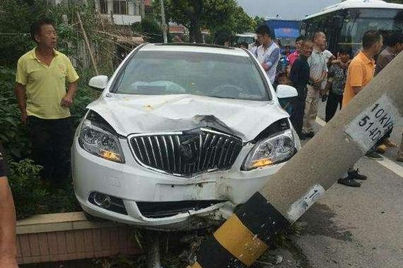 与电线杆接吻，电线杆都受不了！