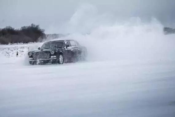 开着500万大红旗L5玩漂移