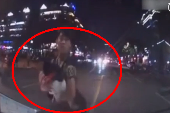 视频：因感情？男子两次抱婴儿撞车！