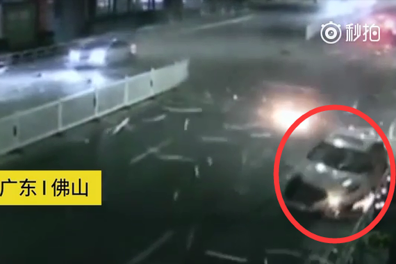 视频：女司机醉酒撞隔离护栏 自燃险丧命