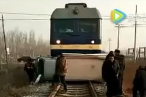 视频：货车横行撞火车 小货车瞬间被怼翻！