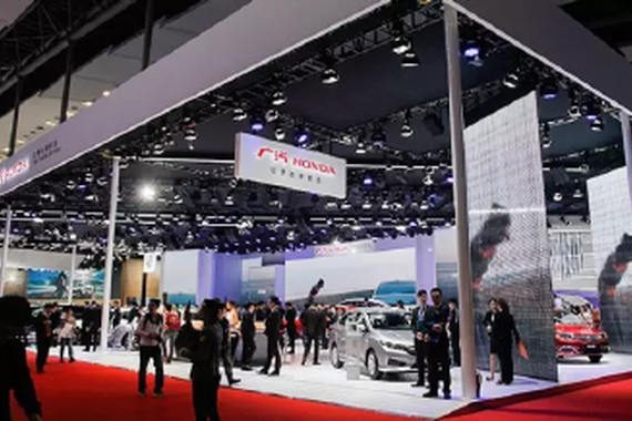 小两口在车展上纠结了老半天，就为这事…