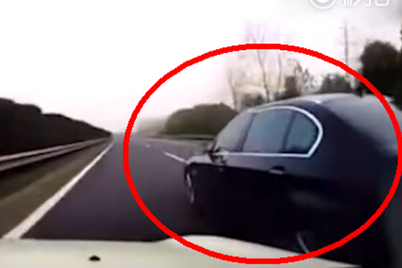 视频：女司机恶意变道 致严重车祸