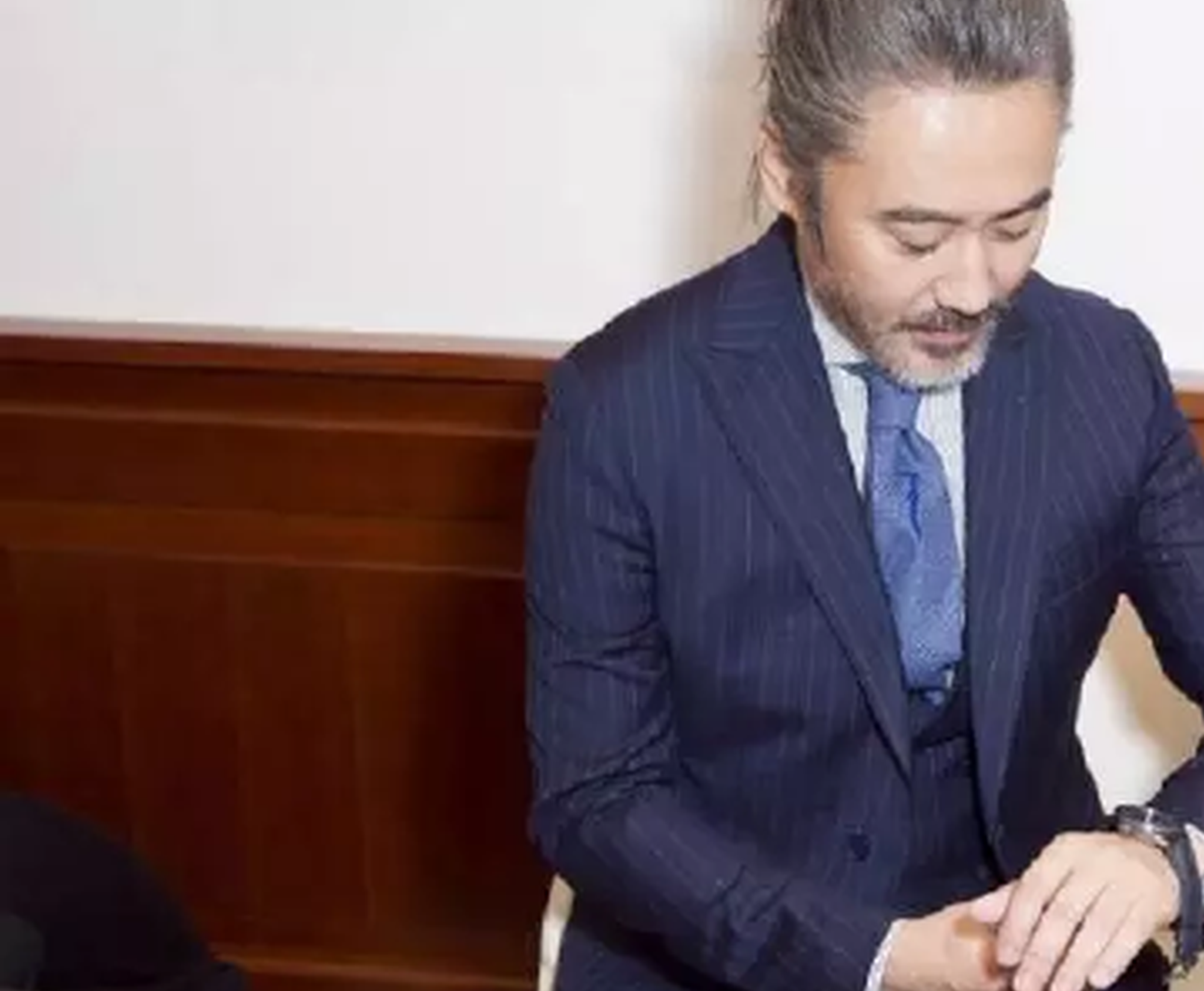 58岁大爷娶17岁娇妻，大爷座驾也不过20万