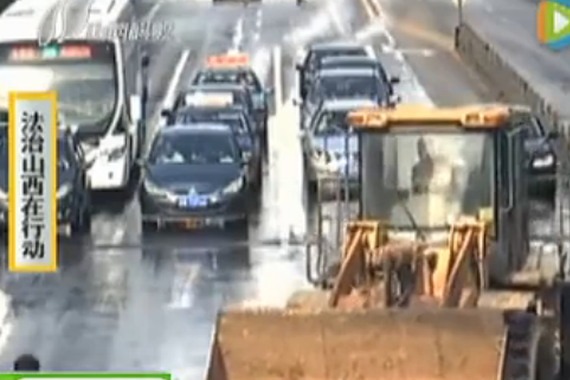 视频：大铲车追着警车撞！最后被击毙