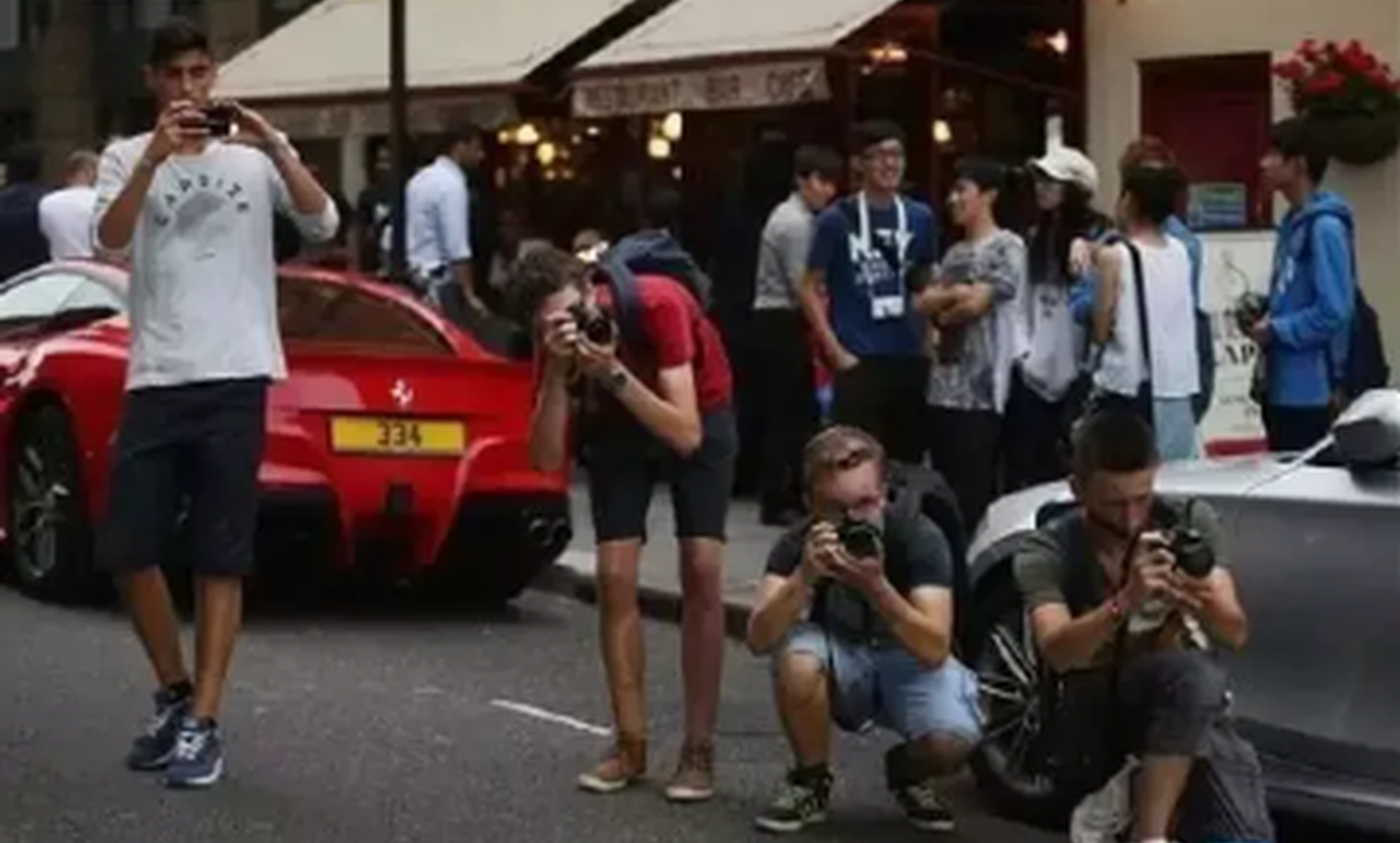 神秘！中国富豪空降伦敦狂购超跑