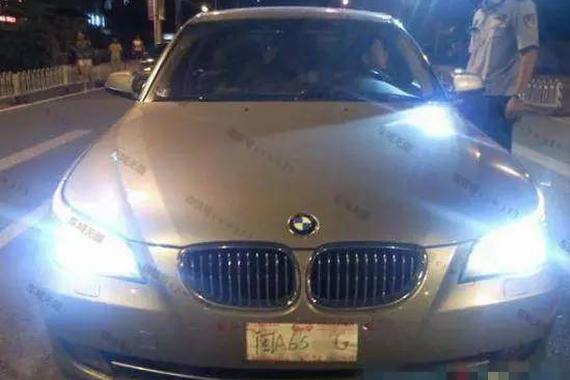 看到纸糊车牌，交警苦笑扣12分，车主：我车牌丢了