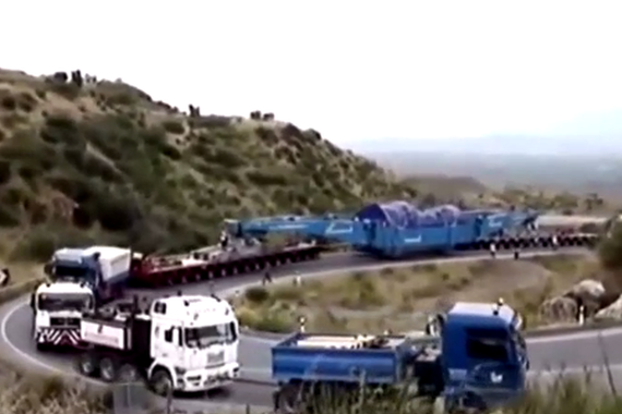 视频：货车司机放大招 这样都可以转弯！