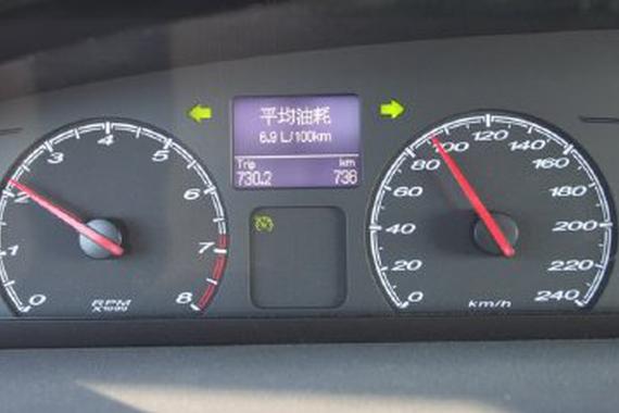 一个说要慢起步省油,一个说快起步省油