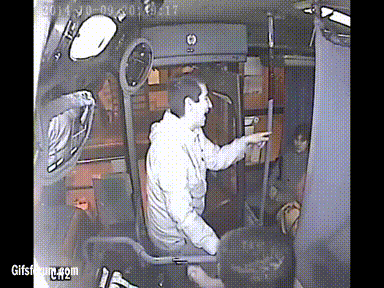 每日趣图|妹纸裤子那么短 手还放在那里