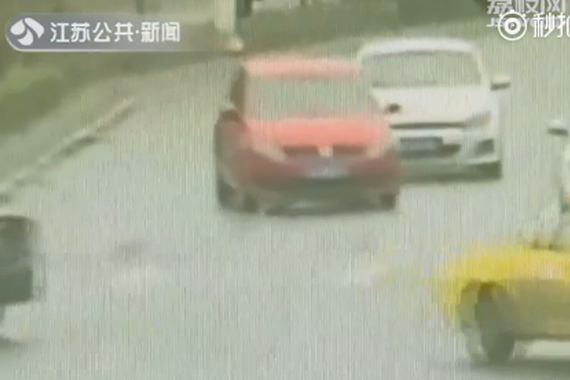 视频:又见路怒 两车同时“自杀式“追尾