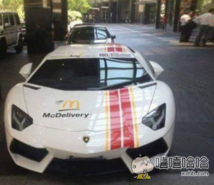 每日趣图|妹纸裤子那么短 手还放在那里