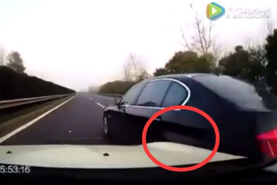 视频：凶狠女司机！故意别车致严重车祸