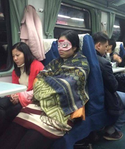 每日趣图|妹纸裤子那么短 手还放在那里