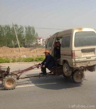每日趣图|妹纸裤子那么短 手还放在那里