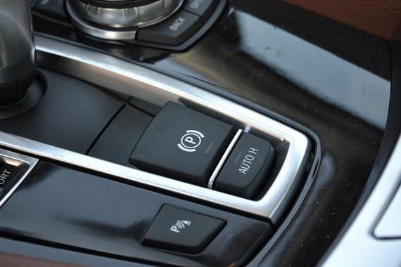 千万别手贱，行车中别按这几个按钮