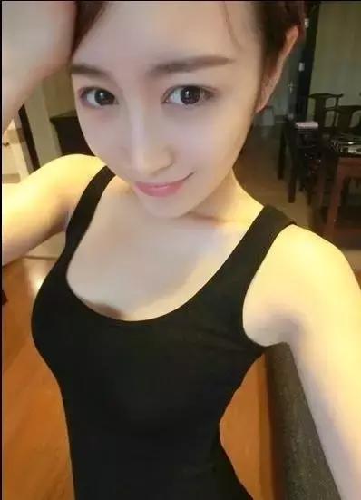 每日趣图|妹纸裤子那么短 手还放在那里