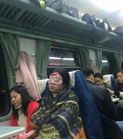 每日趣图|妹纸裤子那么短 手还放在那里