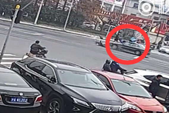 视频：送餐员骑电瓶车闯红灯被撞飞身亡！